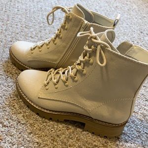 Universal threads beige lace up boot women’s 7.5